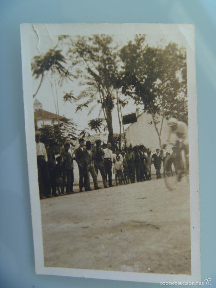 Fotograf&iacute;a antigua: VUELTA CICLISTA DE PRINCIPIOS DE SIGLO: GENTE VIENDO PASAR A CORREDOR