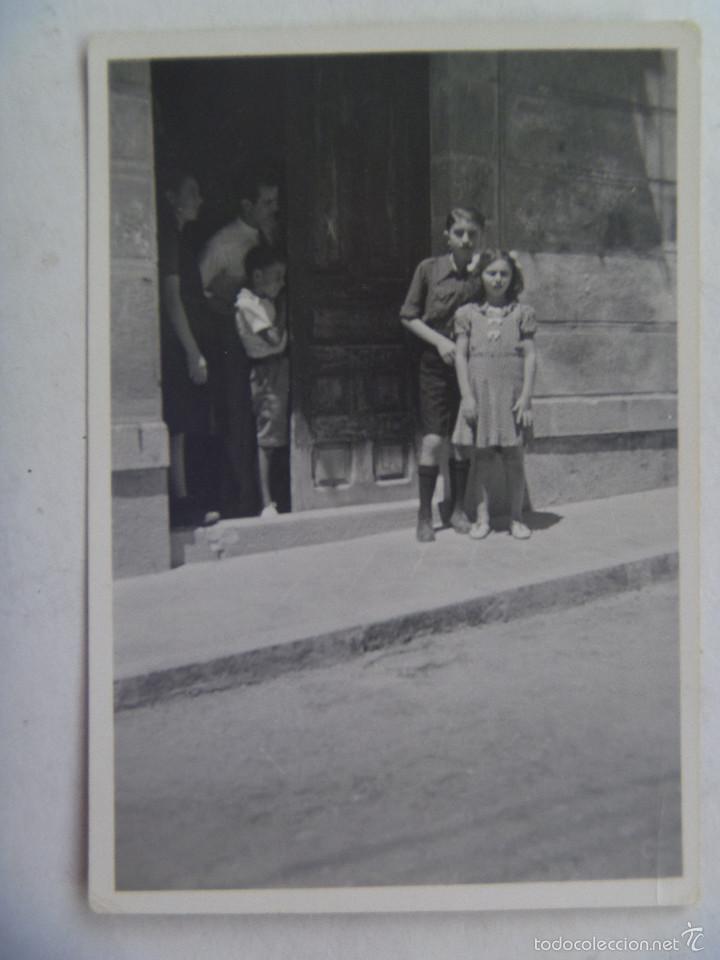 Alte Fotografie: FOTO DE NI&Ntilde;OS POSANDO EN LA PUERTA DE CASA, &Eacute;L UNIFORMADO FRENTE JUVENTUDES . DE TALAVERA, UBEDA