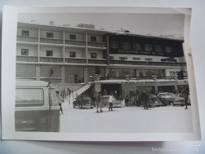 Fotograf&iacute;a antigua: FOTO DE UNA ESTACION DE ESQU&Iacute; EN 1963 , COCHES DE EPOCA