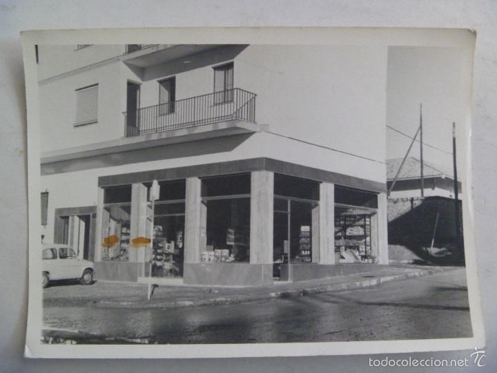 Fotograf&iacute;a antigua: FOTO DEL EXTERIOR DE UNA DROGUERIA : TAMBOR DE COLON EN EL ESCAPARATE Y SEAT 600 EN LA PUERTA