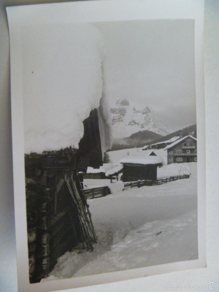 Fotograf&iacute;a antigua: FOTO DE UN PAISAJE NEVADO, REFUGIO O SIMILAR, EN LA PARED HAY APOYADOS ESQUIES