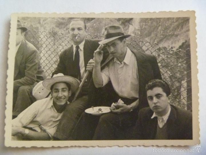 FOTO DE TIOS , CON SOMBRERO Y PLATO, 1949 . DE BARAS , UBEDA (FotografÃ­a Antigua - FotomecÃ¡nica)