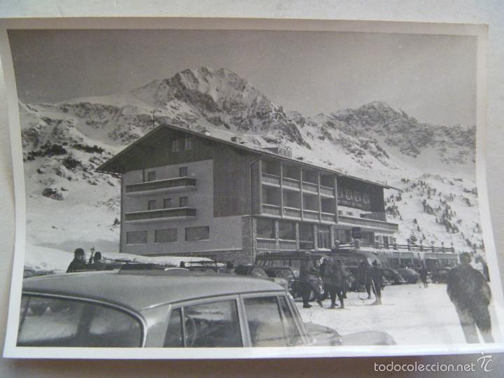 Fotograf&iacute;a antigua: FOTO DE UNA ESTACION DE ESQU&Iacute; EN 1963 , COCHES DE EPOCA