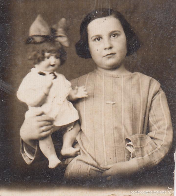 Fotograf&iacute;a antigua: ANTIGUA PEQUE&Ntilde;A FOTOGRAFIA DE NI&Ntilde;A CON SU MU&Ntilde;ECA
