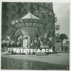 Fotografía antigua: FOTO ORIGINAL BARCELONA POSIBLEMENTE FIESTA FESTA DE GRACIA ATRACCIONES DE FERIA AÑO 1954 - 7X7CM