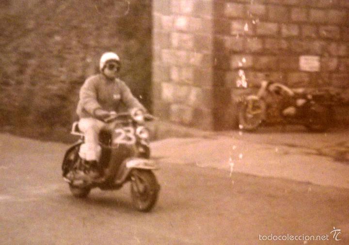 Fotograf&iacute;a antigua: ANTIGUA FOTOGRAFIA, CARRERA O RALLY  MOTOCICLETA, MOTO VESPA, 1950s, 10,5 x 7,5 cm