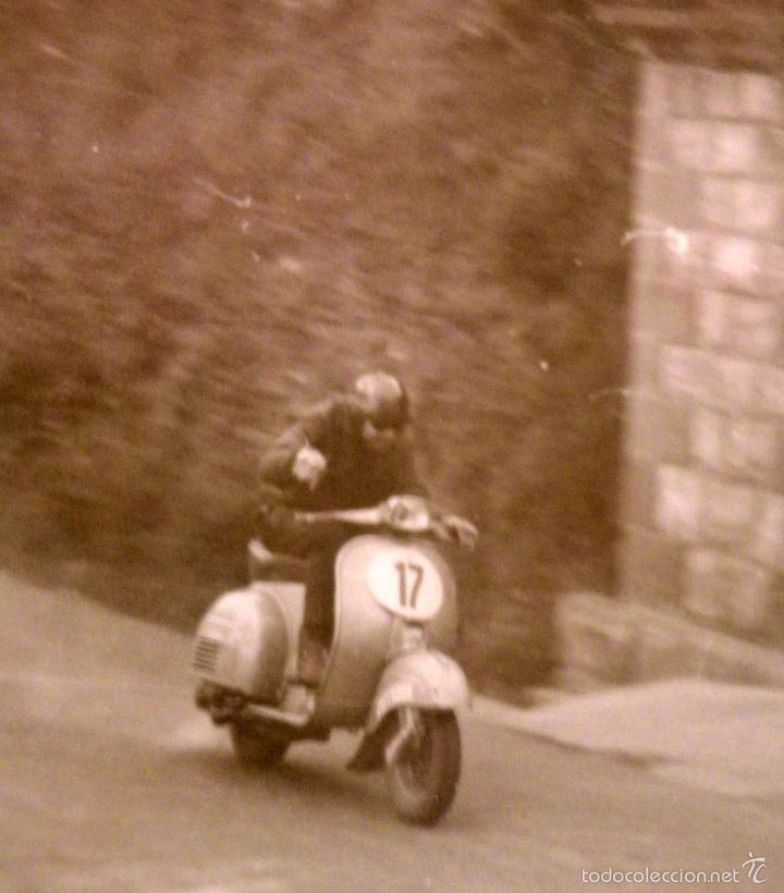 Fotograf&iacute;a antigua: ANTIGUA FOTOGRAFIA, CARRERA O RALLY MOTOCICLETA, ADELANTADO, MOTO VESPA, 1950s, 10,5 x 7,5 cm