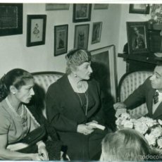 Fotografía antigua: BARCELONA. CARMEN AMAYA, JUAN MAGRIÑÁ Y CONCHA DE LACAMBRA. HACIA 1950. FOTO POSTIUS.
