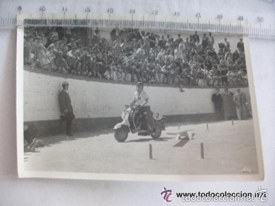 Fotograf&iacute;a antigua: MOTO VESPA : FOTO EJERCICIOS CON VESPA , ALGUN CONCURSO . 7,5 X 10,5 CM