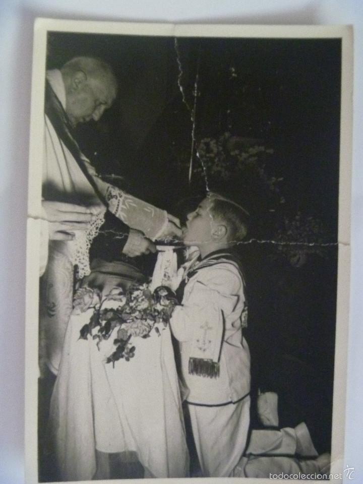 Fotografia antica: FOTO DE NI&Ntilde;O TOMANDO LA COMUNION DE MANOS DEL SACERDOTE. BADAJOZ A&Ntilde;OS 50 .. &iexcl; ROTA Y PEGADA !