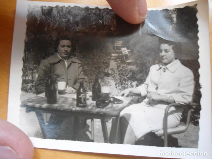 Fotograf&iacute;a antigua: ANTIGUA FOTOGRAFIA MUJERES BEBIENDO CERVEZA CRUZCAMPO - A&Ntilde;OS 50
