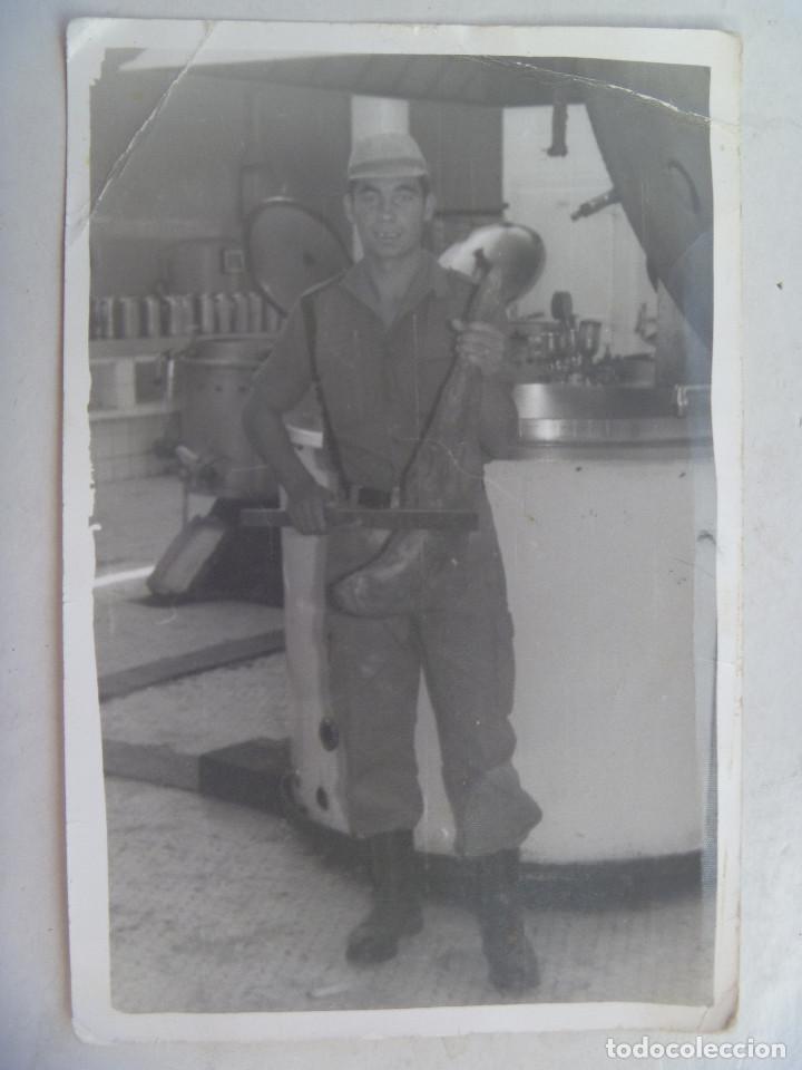 Fotograf&iacute;a antigua: FOTO DE LA MILI : SOLDADO ESPA&Ntilde;OL CON ROPA DE FAENA TOCANDO EL VIOLIN CON UN JAMON. 12 X 18  cm.