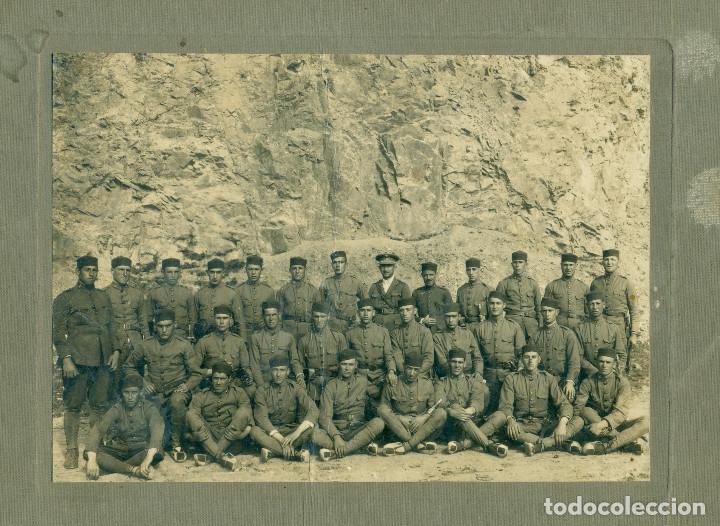 Antique Photography: MILITAR. TENIENTE DE ARTILLERIA CON SU SECCI&Oacute;N DE INSTRUCCI&Oacute;N. HACIA 1920. GRAN TAMA&Ntilde;O.