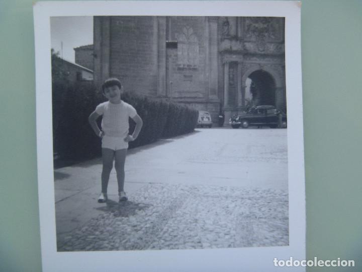 Fotograf&iacute;a antigua: FOTO DE UN NI&Ntilde;O CON PANTALON CORTO, DETRAS HAY UN SEAT 600 Y OTRO COCHE DE EPOCA