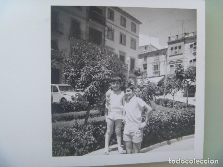 Fotograf&iacute;a antigua: FOTO DE UN NI&Ntilde;O CON PANTALON CORTO, DETRAS HAY UN CITROEN DOS CABALLOS