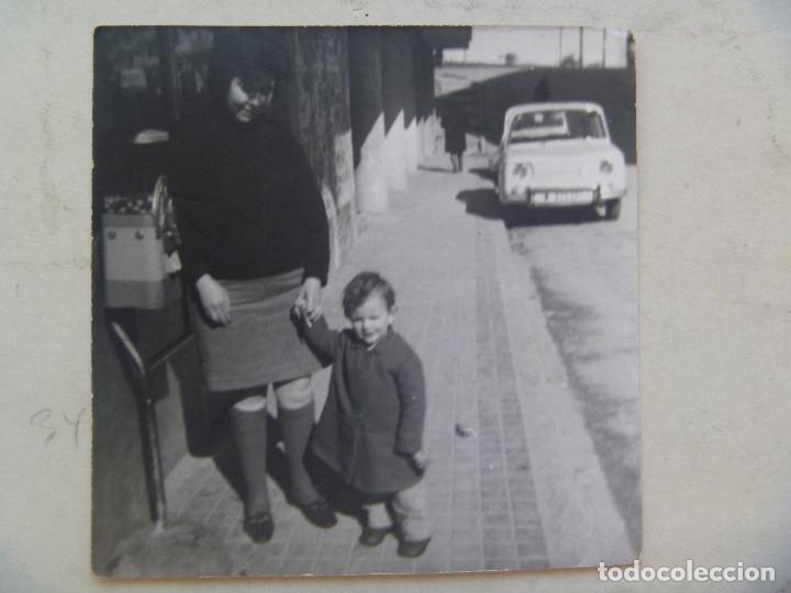 Fotograf&iacute;a antigua: FOTO DE MADRE CON HIJO JUNTO A MAQUINA TRAGAPERRAS , DETRAS HAY UN SEAT