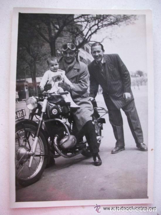 Fotograf&iacute;a antigua: FOTO SE&Ntilde;OR CON GORRO Y GAFAS DE MOTORISTA EN MOTO MONTESA CON NI&Ntilde;O. 6 x 9 cm