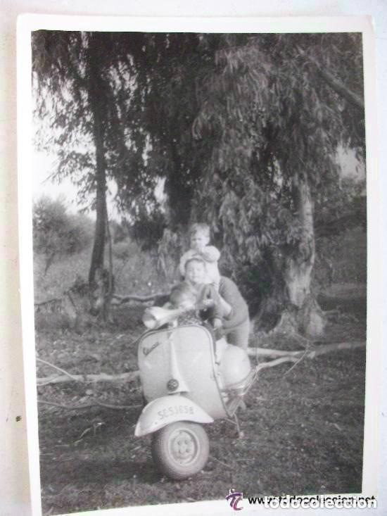 Fotograf&iacute;a antigua: FOTO DE 3 NI&Ntilde;OS EN UNA VESPA . 1965