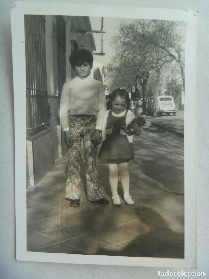 Fotograf&iacute;a antigua: FOTO DE NI&Ntilde;OS ( LA NI&Ntilde;A CON UNA MU&Ntilde;ECA ) , DETRAS HAY UN SEAT 600