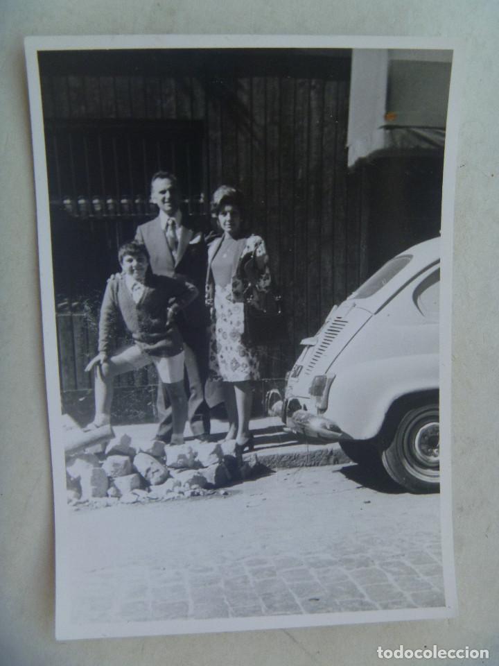 Fotograf&iacute;a antigua: FOTO DE FAMILIA Y UN SEAT 600