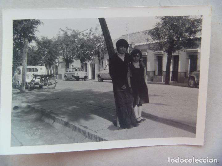 Fotograf&iacute;a antigua: FOTO DE NI&Ntilde;OS, DETRAS HAY UNA MOTO Y COCHES APARCADOS , SEAT 600