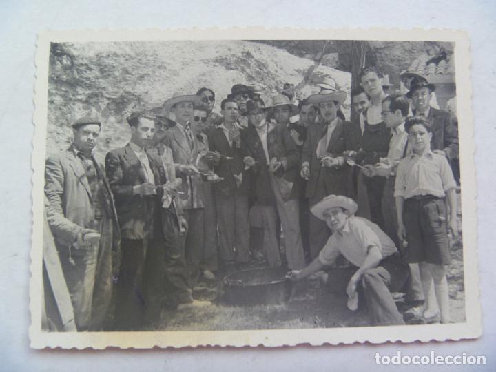 FOTO DE DOS TIOS COMIENDOSE UNA CALDERETA EN EL SUELO , 1949. DE BARAS , UBEDA (FotografÃ­a Antigua - FotomecÃ¡nica)