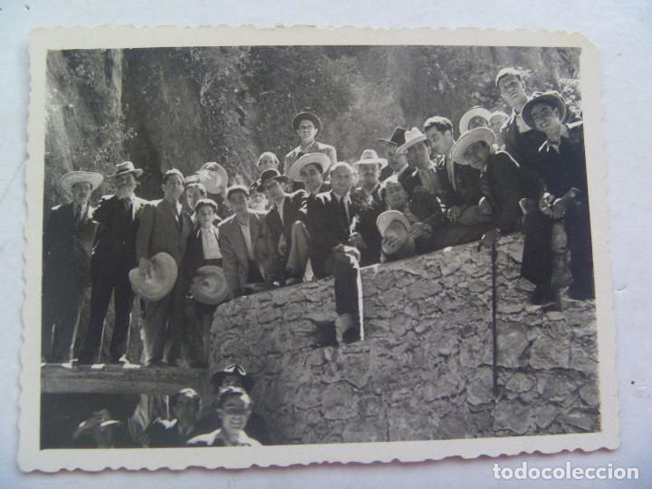 FOTO DE GRUPO DE JOVENES CON SOMBREROS DE PAJA Y TRAJEADOS , 1949. DE BARAS , UBEDA (FotografÃ­a Antigua - FotomecÃ¡nica)