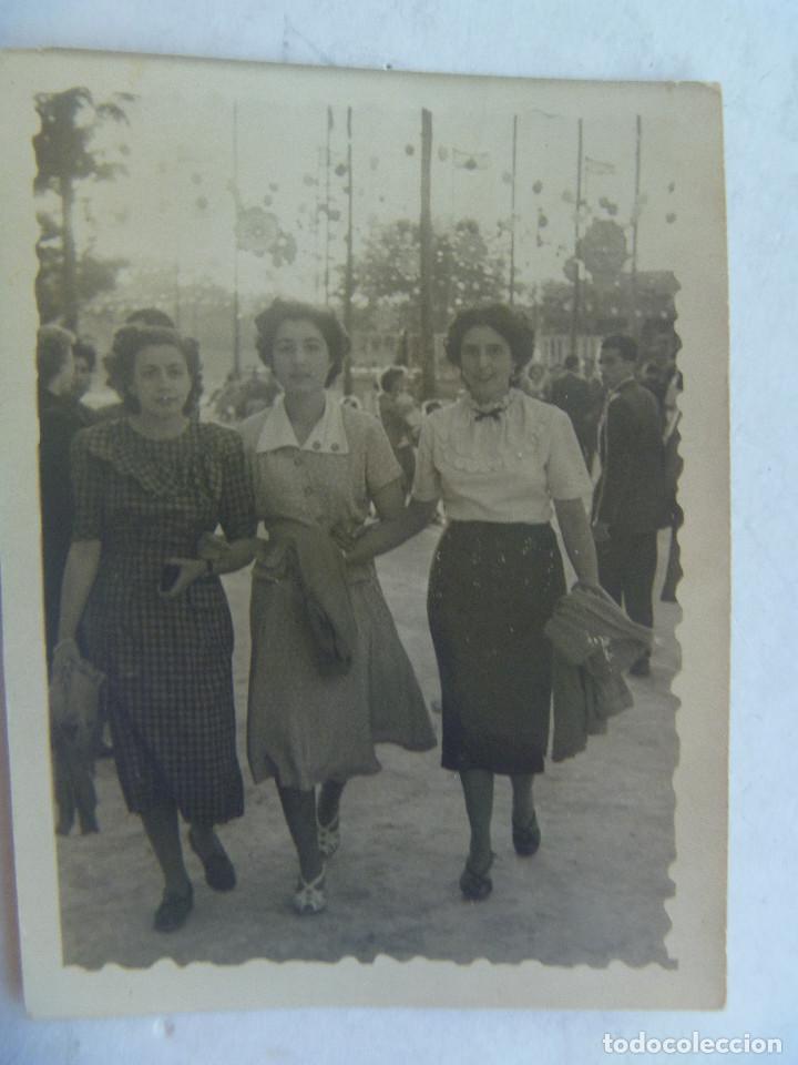 Fotografia antiga: MINUTERO DE FOTOGRAFO DE FERIA MUJERES PASEANDO