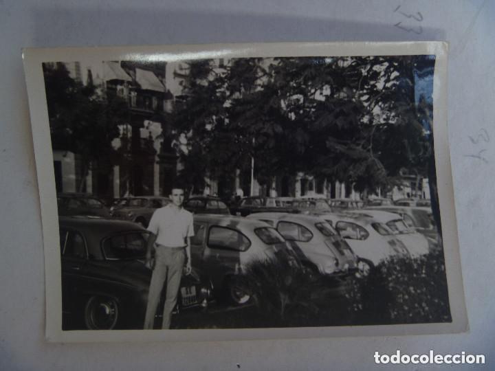 Fotograf&iacute;a antigua: FOTO DE JOVEN Y VARIOS SEAT 600 , SEITA Y OTROS MODELOS