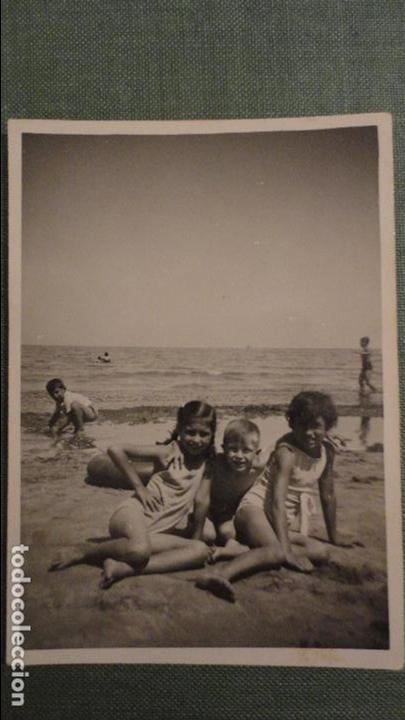 Fotografia antiga: ANTIGUA FOTOGRAFIA,NI&Ntilde;OS EN LA PLAYA.A&Ntilde;OS 50?