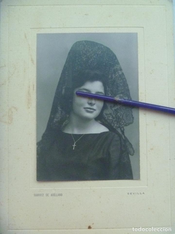 Photographie ancienne: PRECIOSA FOTO DE ESTUDIO DE MUJER CON MANTILLA Y PEINETA. DE ARELLANO, SEVILLA ... 20 X 27 CM