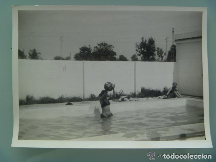 Fotografia antica: FOTO DE MUCHACHAS EN BA&Ntilde;ADOR Y BIQUINI EN LA PISCINA, UNA JUGANDO CON PELOTA