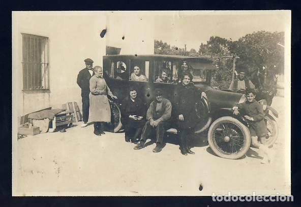 Fotograf&iacute;a antigua: Foto tama&ntilde;o postal de una familia junto a un coche antiguo y un caballo. Localizacion desconocida