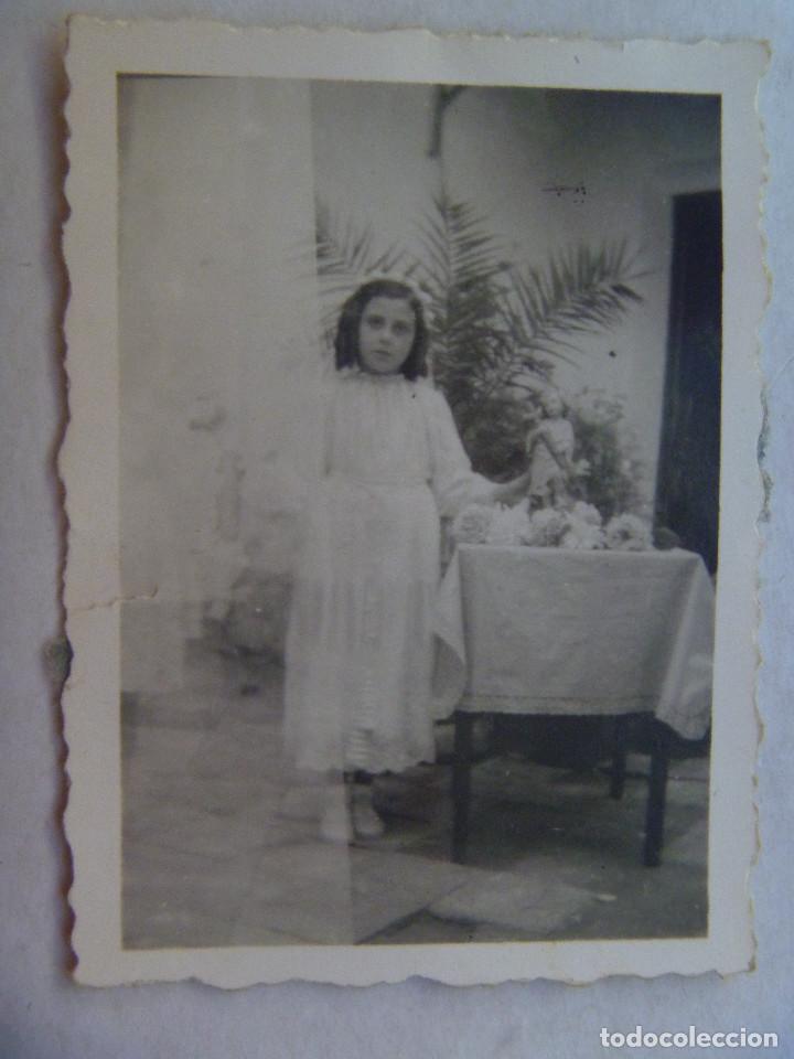Fotograf&iacute;a antigua: PEQUE&Ntilde;A FOTO DE NI&Ntilde;A DE PRIMERA COMUNION CON IMAGEN NI&Ntilde;O JESUS. A&Ntilde;OS 30