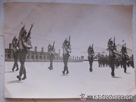 Fotograf&iacute;a antigua: LA LEGION : LEGIONARIOS GASTADORES DESFILANDO. 13 X 17,5 CM . A&Ntilde;OS 60 ..
