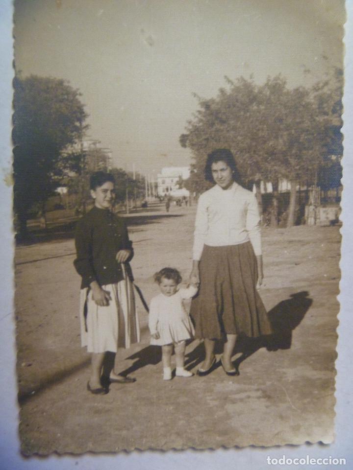 Fotografia antica: FOTO DE MUCHACHAS CON NI&Ntilde;A. A&Ntilde;OS 50