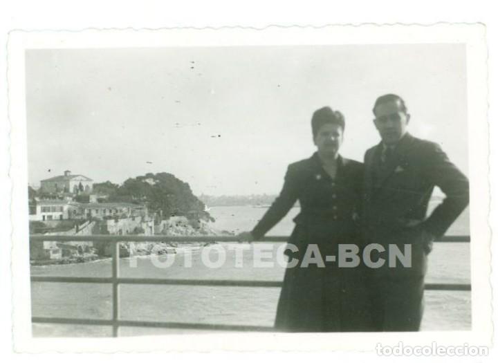 Fotograf&iacute;a antigua: FOTO ORIGINAL PAREJA POSANDO EN LOCALIDAD COSTERA CIUDAD A DETERMINAR A&Ntilde;OS 40 ESPA&Ntilde;A - 8X5,5 CM