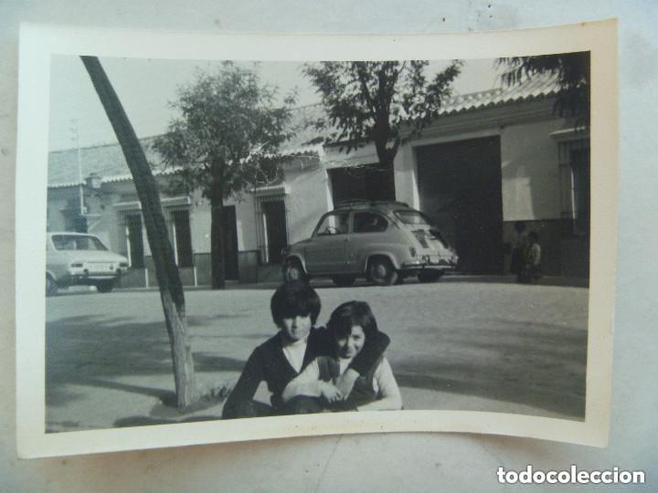 Fotograf&iacute;a antigua: FOTO DE NI&Ntilde;OS, DETRAS HAY UN SEAT 600, SEITA