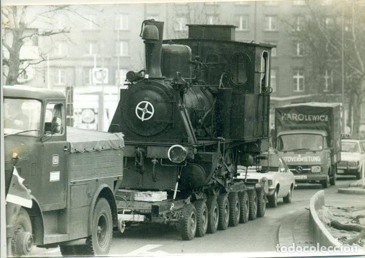 Fotograf&iacute;a antigua: ALEMANIA. BERLIN. TRASLADO DE UNA VIEJA LOCOMOTORA AL MUSEO DEL FERROCARRIL. A&Ntilde;O 1977. GRAN TAMA&Ntilde;O.