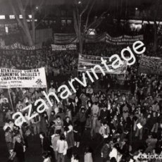 Fotografía antigua: MADRID, 1980, MANIFESTACION PCE, MUERTE YOLANDA GONZALEZ, 240X180MM
