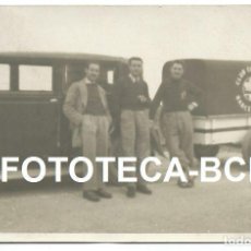 Fotografía antigua: FOTO ORIGINAL EQUIPO CLUB CICLISTA BARCELONES COCHE AUTOMOVIL REMOLQUE AÑOS 40/50 - 13X8 CM
