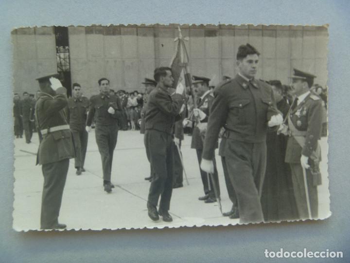 Fotograf&iacute;a antigua: AVIACION . EJERCITO DEL AIRE : JURA DE BANDERA. OFICIAL CON COLECTIVA