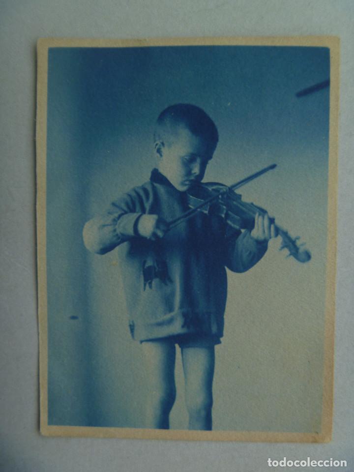 Fotograf&iacute;a antigua: FOTO DE NI&Ntilde;O TOCANDO EL VIOLIN , TONO AZUL ?