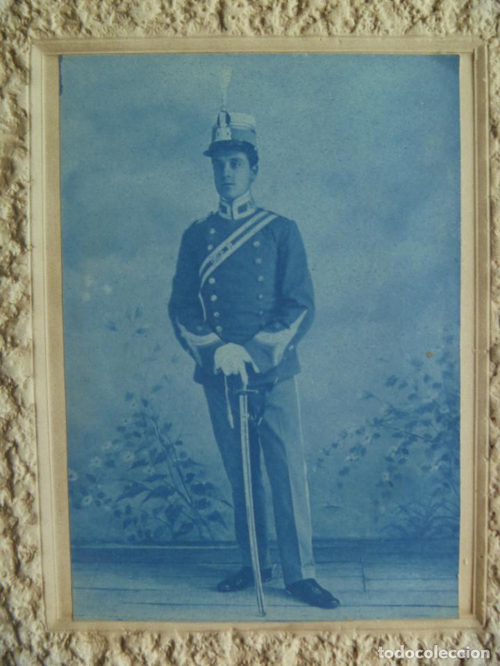 Fotograf&iacute;a antigua: FOTO DE TENIENTE DEL REGIMIENTO DE CABALLERIA N&ordm; 15, CON QUEPIS, SABLE Y BANDOLERA , TONO AZUL ?
