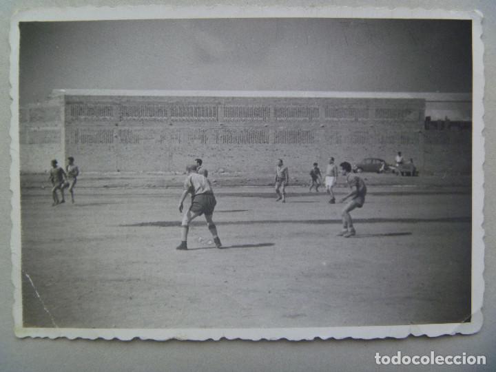Fotograf&iacute;a antigua: FOTO DE UN PARTIDO DE FUTBOL AFICIONADO. A&Ntilde;OS 60, AL FONDO PARECE QUE HAY UN SEAT 600