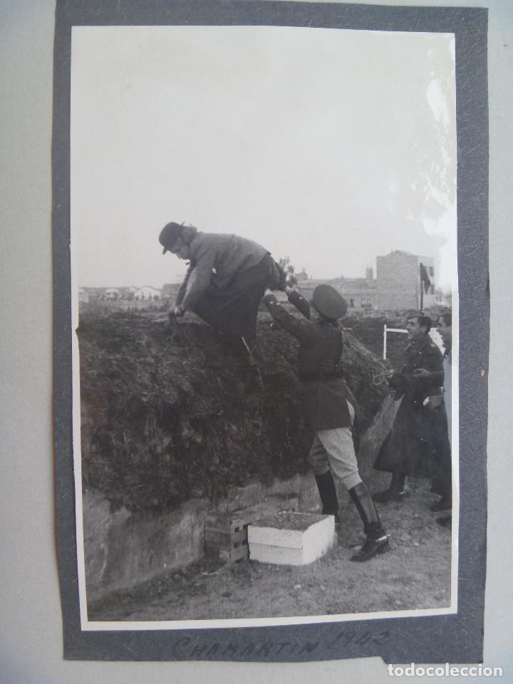 Fotograf&iacute;a antigua: FOTO OFICIAL DE CABALLERIA EMPUJANDO POR EL TRASERO A UNO TRAVESTIDO . CHAMARTIN, 1942. 11 x 18 cm