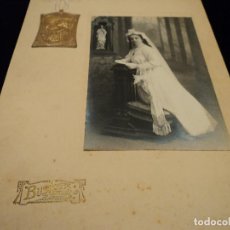 Fotografía antigua: ANTIGUO Y GRANDE RECORDATORIO DE COMUNION JESUS DE METAL FOTO BUSQUETS BARCELONA, AÑO 1911 -27X18 CM