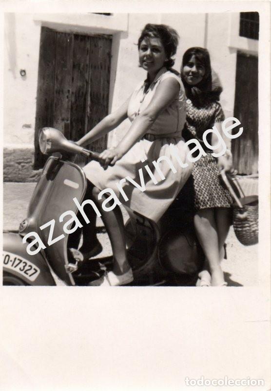 Fotograf&iacute;a antigua: ANTIGUA FOTOGRAFIA DE MUJERES EN VESPA,75x105mm