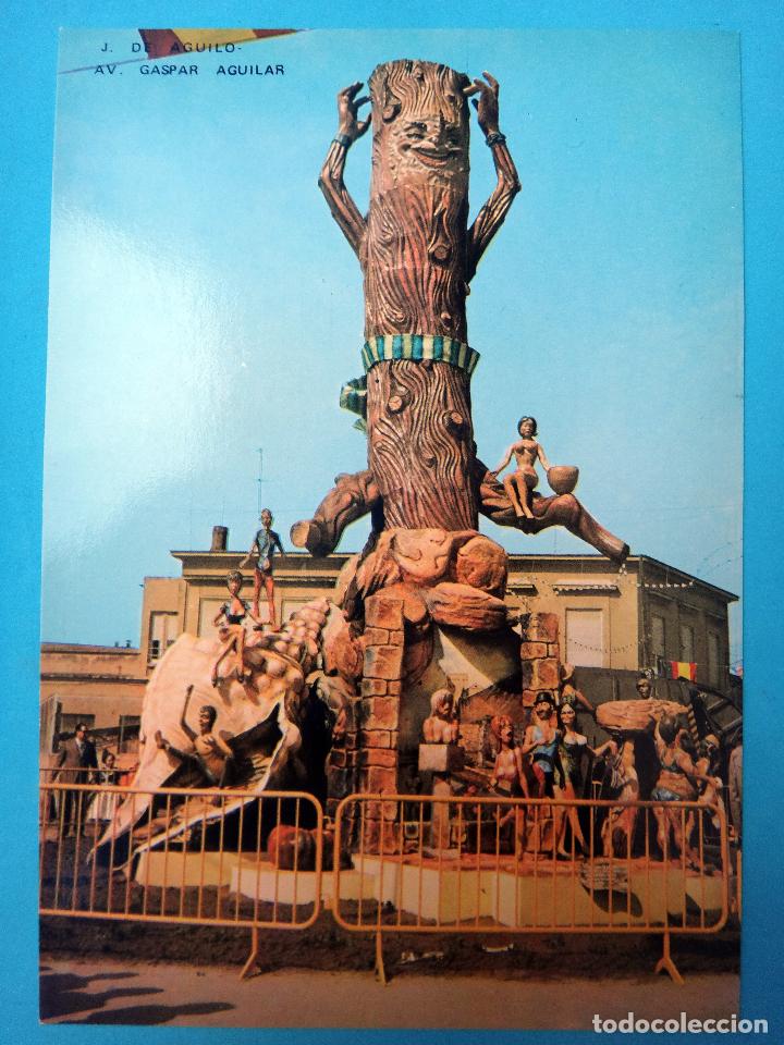 Fotografia antiga: FOTOGRAFIA, FOTO FALLAS 1975 , FOTO FALLA AVD. GASPAR AGUILAR , CARTULINA , 14 X 20 CMS. , ORIGINAL