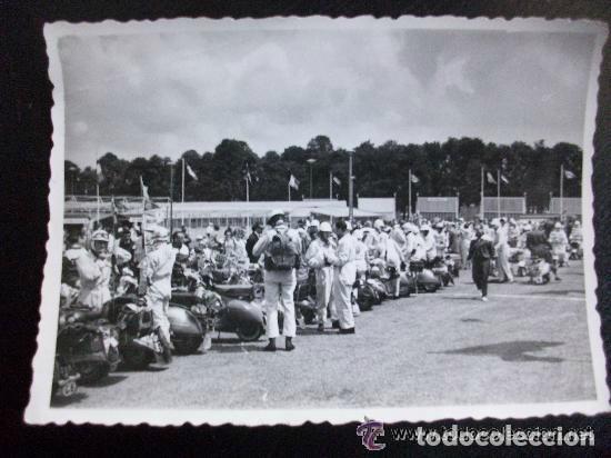 Fotograf&iacute;a antigua: FOTO DE UNA CARRERA DE MOTOS VESPA . A&Ntilde;OS 60